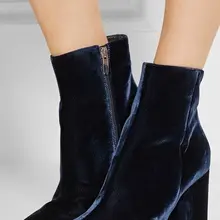 Новинка; Сезон Зима; цвет королевский синий; бархатные ботинки на высоком каблуке; женские ботильоны с круглым носком; Модные женские ботинки на толстом каблуке