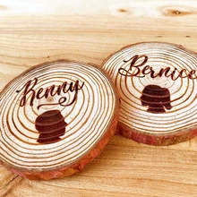 Свадебный подарок Индивидуальные пары силуэт деревенский деревянная подставка. Обычай имя кора дерева бревенчатый срез