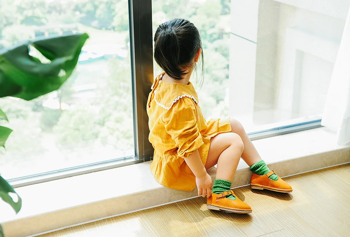 Модная детская обувь из натуральной кожи; обувь Mary Jane для девочек; обувь принцессы с мягкой подошвой в стиле ретро; Танцевальная обувь на плоской подошве с застежкой-липучкой; детская обувь