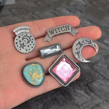 QIHE QH-GIOIELLI Strega sfera di cristallo di luna Dello Smalto pin spilla Bottoni Distintivi E Simboli Donna spille Witch Wizard Regalo Gioielli per lei