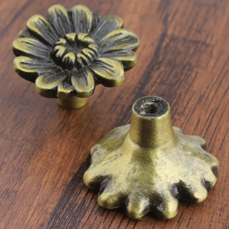 

Vintage originality chrysanthemum drawer knobs bronze antique copper shoe cabinet pulls knobs antique furniture small handles