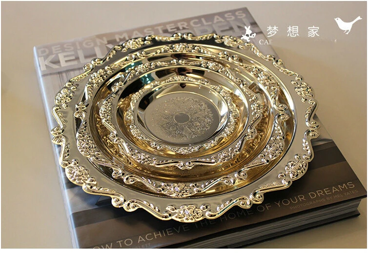 

Carved Round Alloy Metal Tray Plate For Cake Pastry Desserts Fruits Sugars Dishes Wedding Home Hotel Tableware Decoration