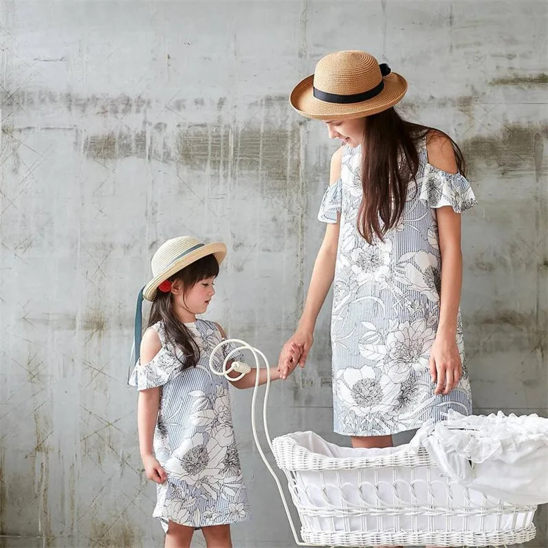 Одинаковые комплекты для семьи; платье в полоску без бретелек на плечах для мамы и дочки; одинаковые повседневные Семейные комплекты для женщин и девочек