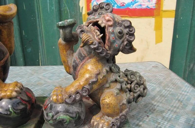 

China Folk Wucai porcelain Money Ru Yi Evil spirits beast Foo Dog Lion Play Bead