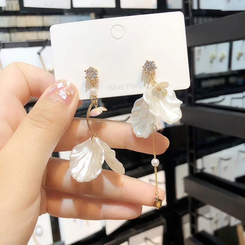 

2019 New S925 Anti-allergy Shell Flower Rhinestone Asymmetric Dangle Earrings For Women Korean Fashion White Drop Earring
