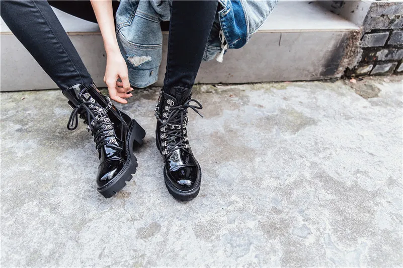 BuonoScarpe/модные женские ботинки из лакированной кожи в стиле панк; ботинки в байкерском стиле на шнуровке с цепочками; женские Ботинки martin на толстой платформе
