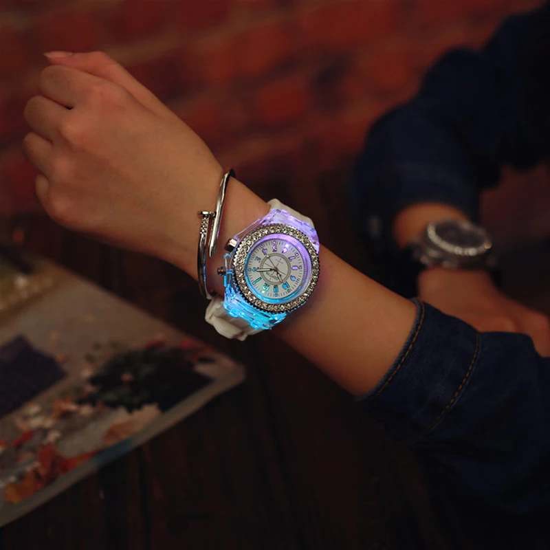 Светящийся светодиодный детские часы с силиконовым ремешком Кварцевые женские наручные часы светящиеся в темноте браслет Повседневное