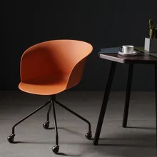 Стул итальянского дизайна с высоким подлокотником/пластиковая спинка/металлические ножки с колесиками