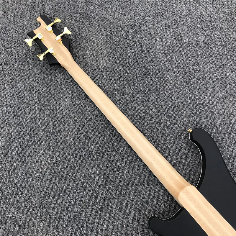 Kaiyun завод настраивает Rickenback 4-string all-body bass гравированные гитары. Золотое изделие. Корпус черного цвета. Черный пикап