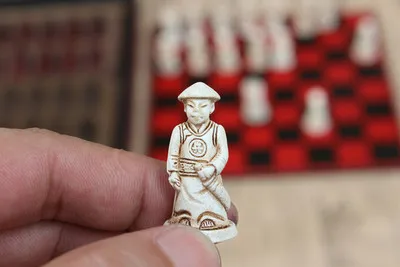 2017 Antique Chess Set of Chess Wooden Coffee Table Antique Miniature Chess Board Chess Pieces Move Box Set Retro Style Lifelike