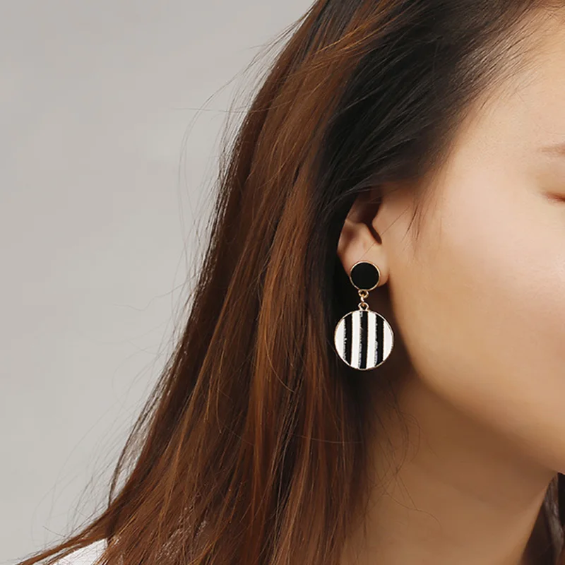 

Unique Black Drop Earrings Trendy Gold Color Round Metal Statement oorbellen Earrings For Women New Arrival Fashion Jewelry