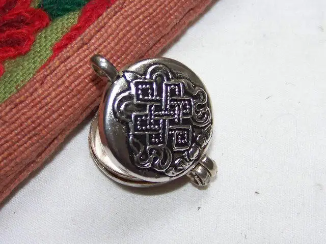 TGB036 Тибетский амулет молитвенный ящик медальон калачакра и Бесконечные Узлы ГАУ
