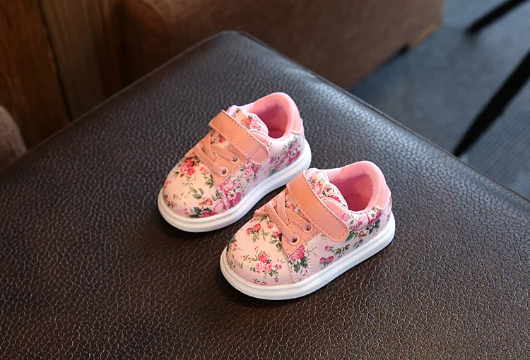 Милая обувь для маленьких девочек; кроссовки принцессы с цветочным принтом; повседневная детская обувь; мягкие детские мокасины