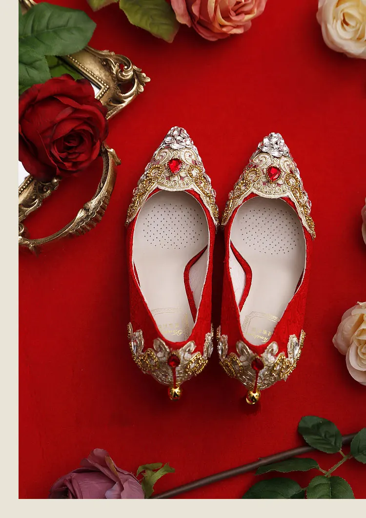 Женские Красные кружевные свадебные туфли с золотым металлическим украшением и кристаллами; модельные туфли-лодочки на высоком каблуке с острым носком; стразы для невесты и подружки невесты