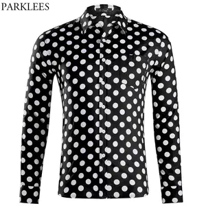 camisa negra lunares blancos hombre