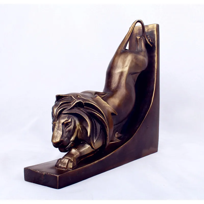 

Retro Carnivorous Lion Sculpture Vigilant Animal Statue Arts Colophony Crafts European Home Interior Design L3183