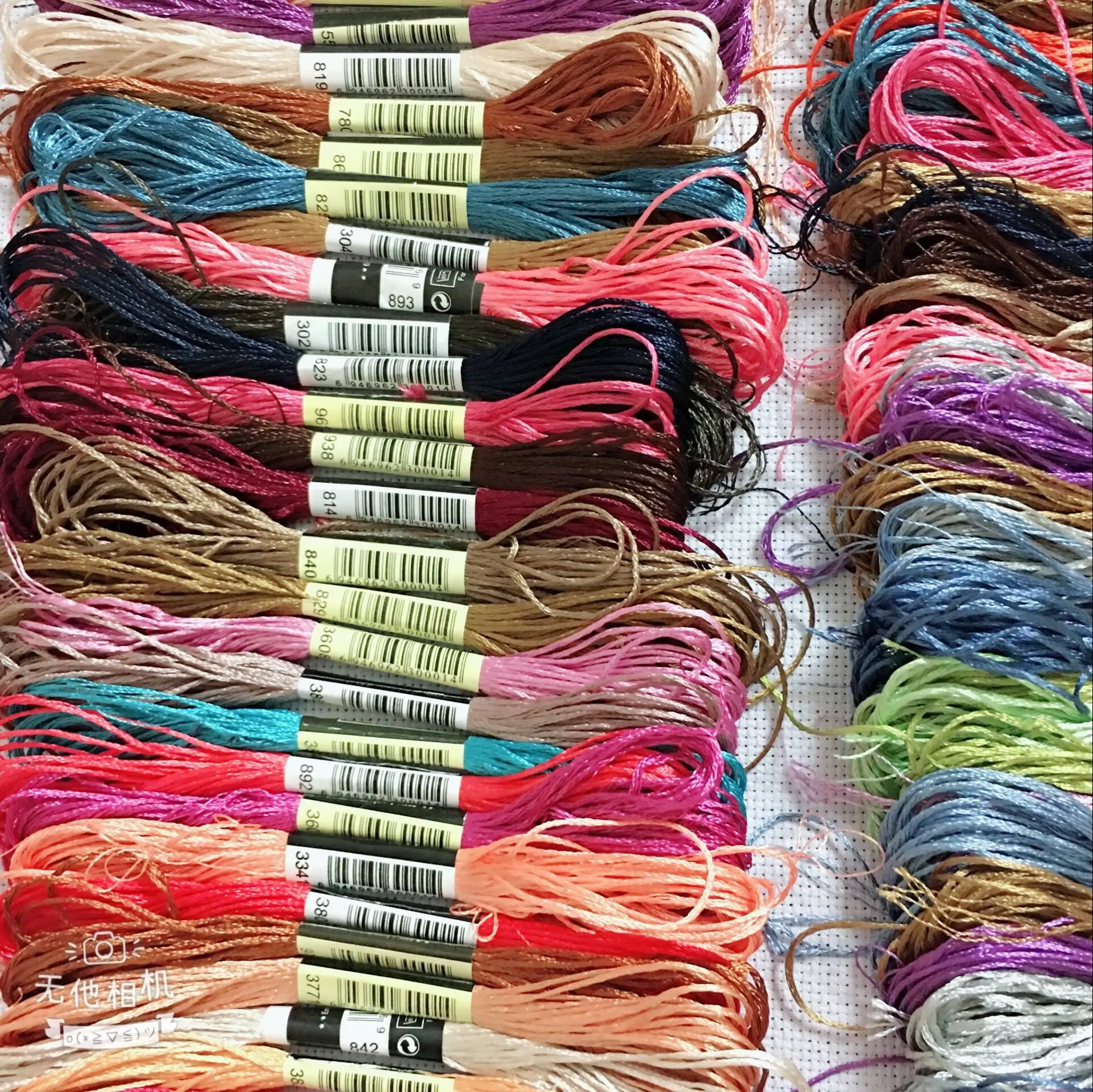 шелковые нитки для вышивания. шелковые нитки мулине. шелковые нитки для вышивания. шелковые нитки для вышивания. мулине шелк.