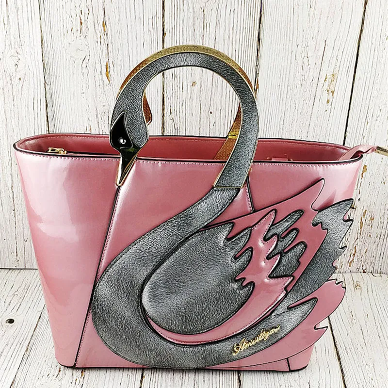 

2018 Rushed Hard Spring And Summer New Ladies Bag Portable Messenger Personality Swan Shape Mosaic Stitching Hit Large-capacity