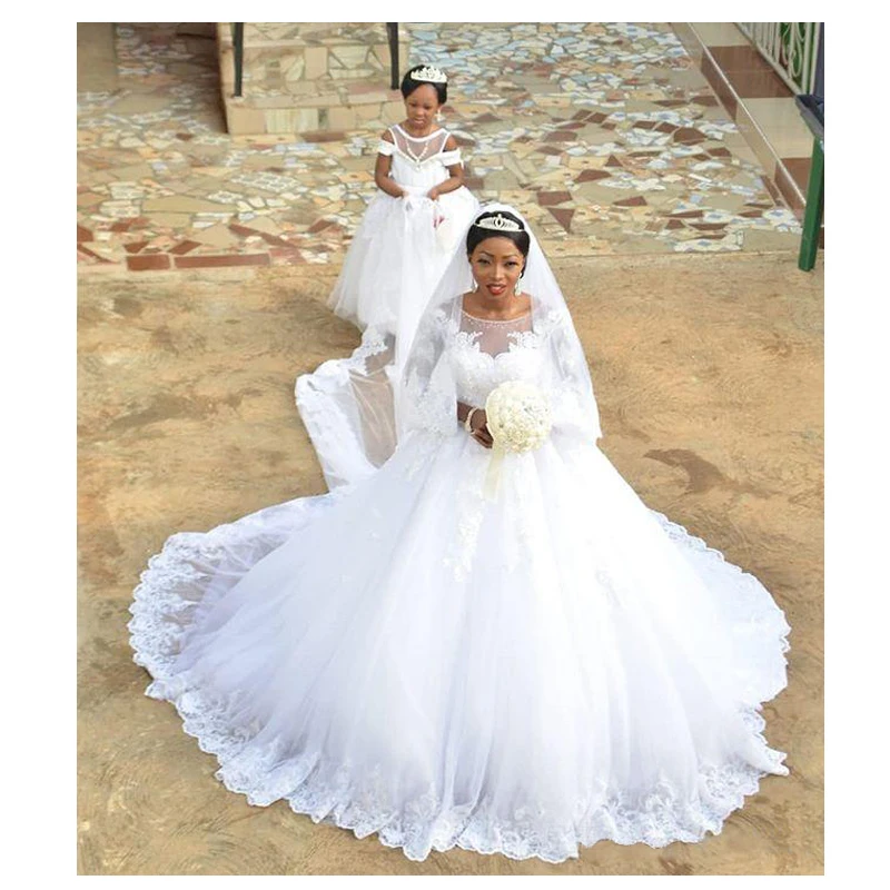 

Lakeydra White A-Line Wedding Dresses Tulle Scoop Neck Long Sleeves with Appliques Zipper Back Lace Plus Size Bridal Gowns
