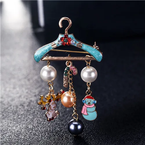 

Cute Hanger Shape Christmas Brooches Enamel Deer Snowman Charm Candy Cane Imitation Pearl Brooch Pins for Women Christmas Bijoux