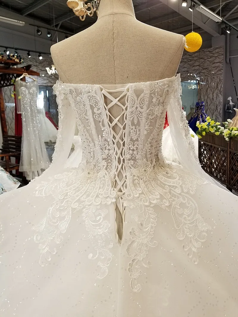 2018 дешевые натуральные белые шампанского кружева Длинные свадебные платья без рукавов Часовня Поезд длиной до пола бальное платье