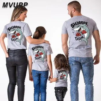 son and mother matching clothes