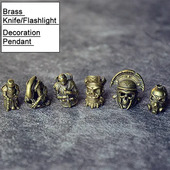 

Mini Vintage Brass Skull Knight Mask Statue Key Chain Ornament Flashlight Decoration Pendant Home Office Desk Decor Toy Gift