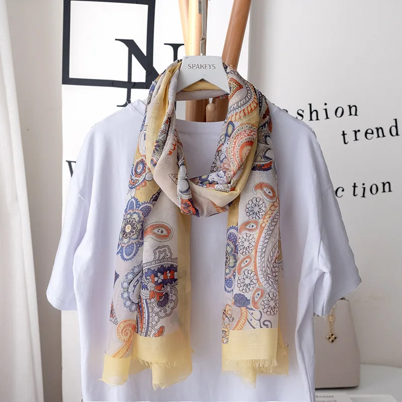 10581803929_2045947702