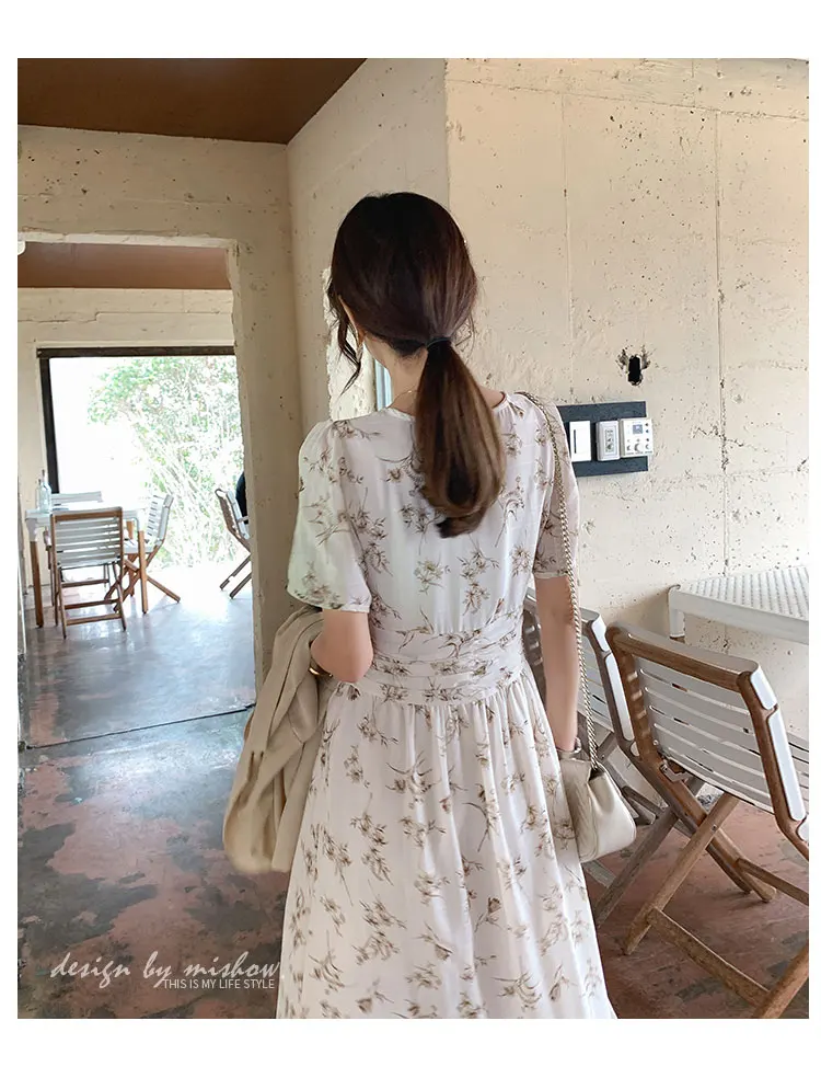 Mishow Элегантное длинное приталенное платье с цветочным принтом V-образным вырезом и короткими рукавами. Романтичный образ Повседневный стиль Новая коллекция Мтериал полиэстер MX19B1381