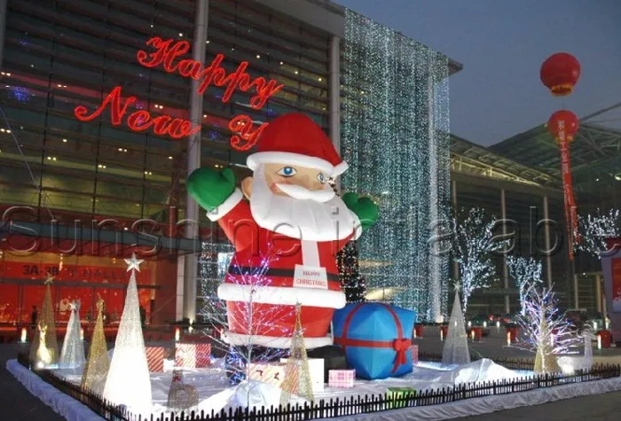 Привлекательные большие наружные рождественские украшения коммерческий надувной Санта Клаус с воздуходувкой