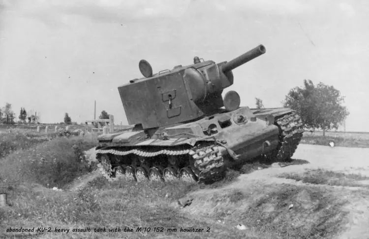 abandoned-KV-2-heavy-assault-tank-with-the-M-10-152-mm-howitzer-2