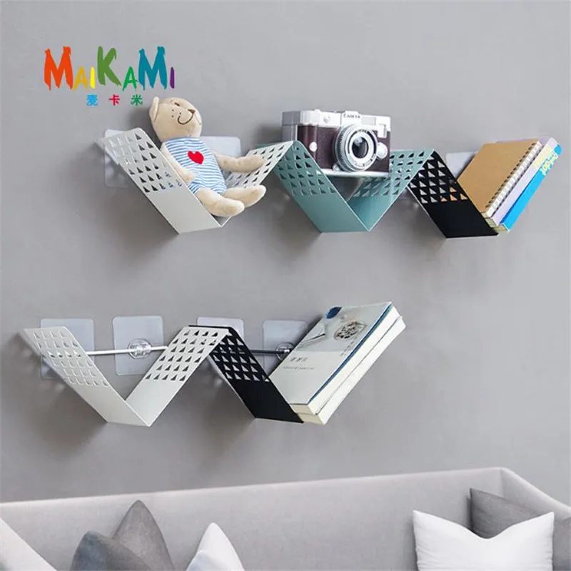 полка для книг зигзаг. пластиковые полочки для ванной комнаты. самоклеющиеся полочка. органайзер для кухни полка крючки. деревянная полка на серой стене.