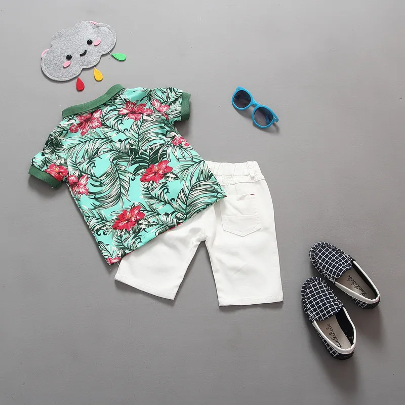 Модные комплекты из 2 предметов для маленьких мальчиков рубашка с цветочным принтом+ белые короткие штаны комплект летней хлопковой одежды