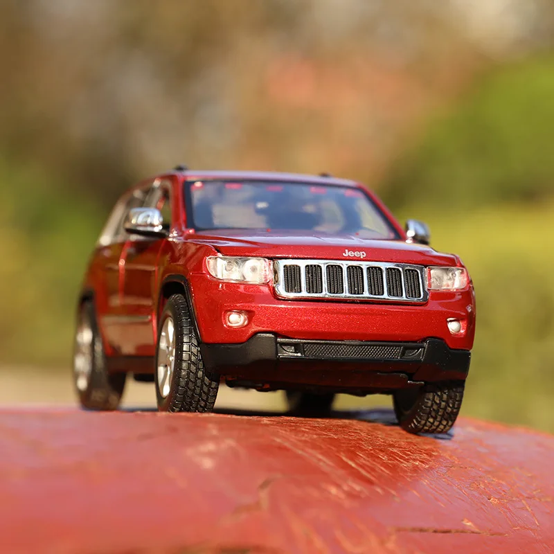 Коллекционный 1:24 Литой автомобиль Modles AlloyAuto Мобильный спортивный mkd3 JEEP SUV Grand Cherokee
