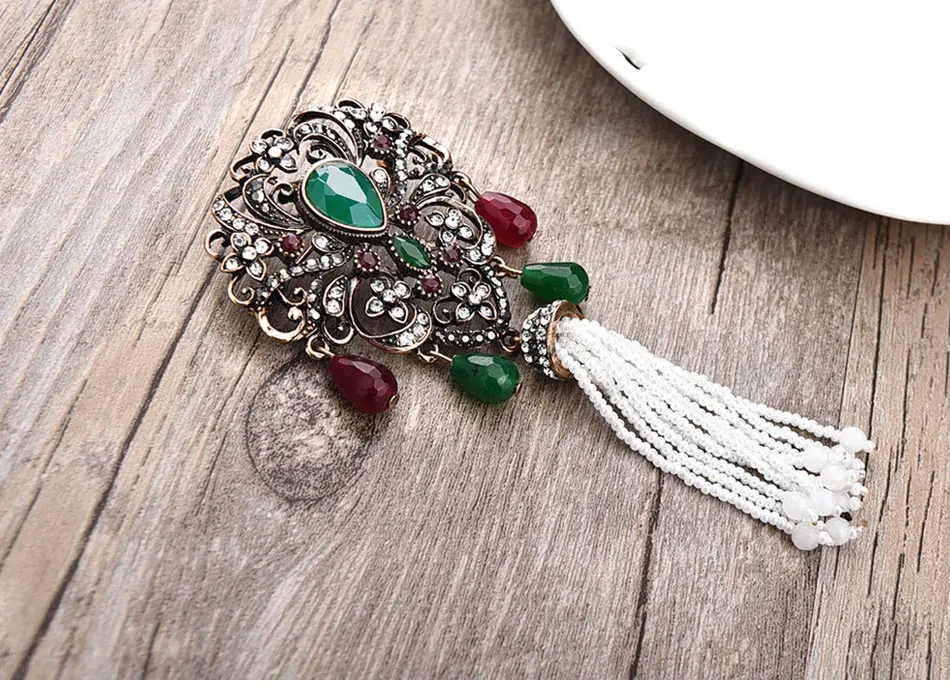 vintage-green-brooch-with-tassel-pendant_07