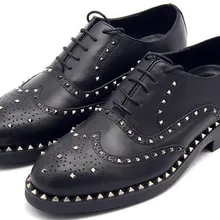 Ch. kwok/Классические Кожаные Туфли-оксфорды с острым носком на шнуровке с заклепками и перфорацией; кожаные туфли с перфорацией типа «броги»; Мужская обувь; мужская обувь