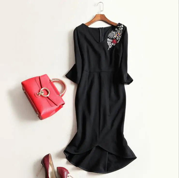 

A clearance sale European and American women's wear 2019 The new winter Shoulder book irregularity slim dress