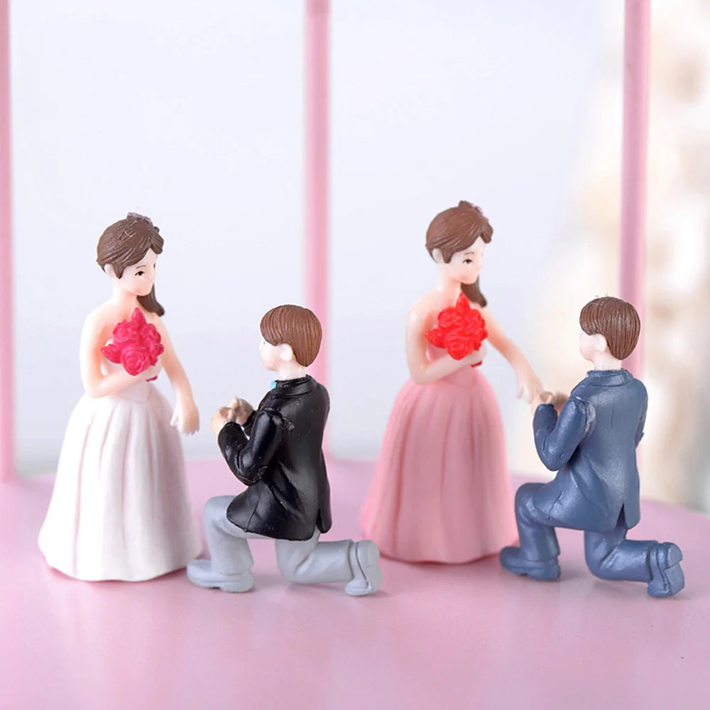 

2PCS Propose Marriage Lover Figurines Doll Miniatures Couple Bride and Groom DIY Craft Gift Ornament for Wedding Party Decor