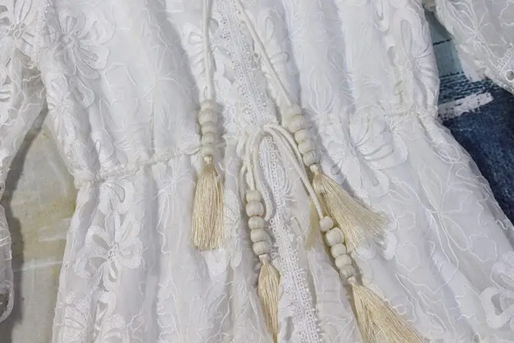 Шелк Женская v-образным вырезом вышитый колокольчик рукав Drawstring приморский курорт женское платье
