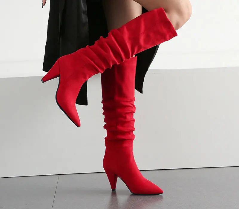 Женские сапоги со складками; цвет черный, красный, коричневый; сапоги с острым носком на толстом каблуке; женские модные замшевые сапоги до колена; сезон зима