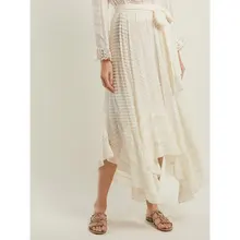 Стильная текстурированная юбка миди в горошек с завышенной талией и рюшами на талии и завязками на талии