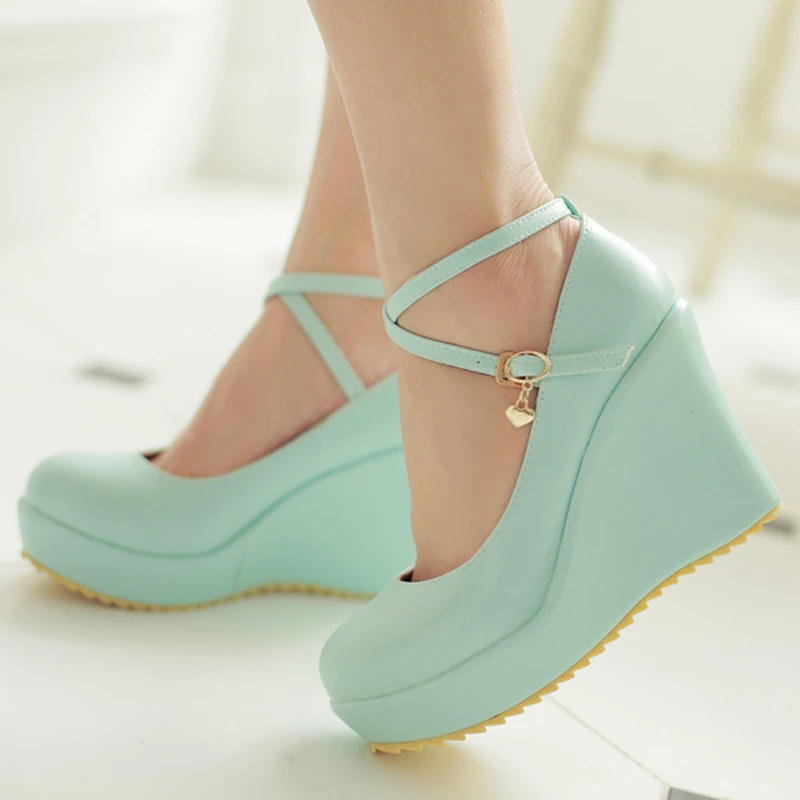 Sommerschuhe mit Metallelementen und kleinem Absatz