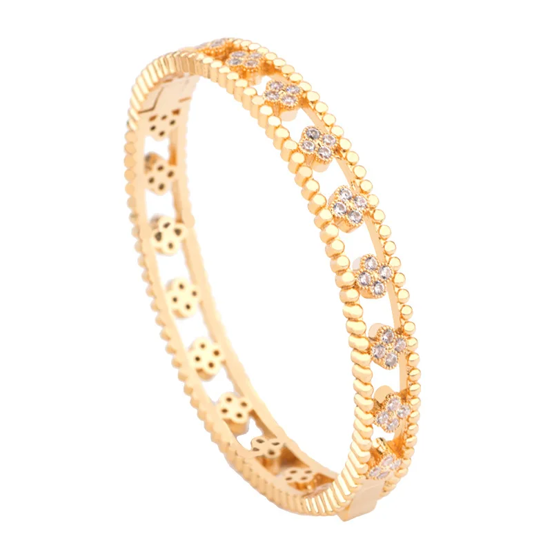 

Fashionable Four Leaf Series Copper Set 3A Zircon Open Mouth Chrysanthemum Bracelet Hollow Lady Bracelet Retro Vip Link