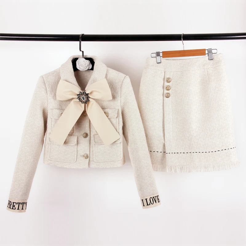 

Runway Spring and Autumn New Lapel Tweed Set Diamond Studded Bow Long Sleeve Short Jacket High Waist Slim Skirt High Quality