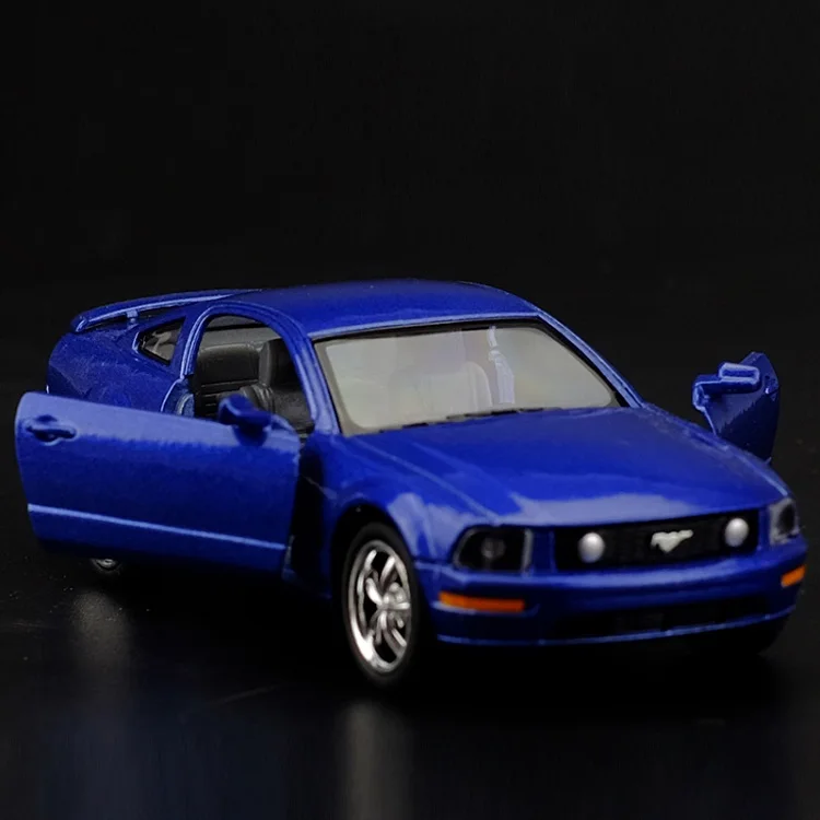 Точная имитация эксклюзивный Diecasts& Toy Vehicles: стильный дизайн автомобиля 2006 Ford Mustang GT 1:38 литая под давлением модель автомобиля оттяните назад Автомобили - Цвет: Синий