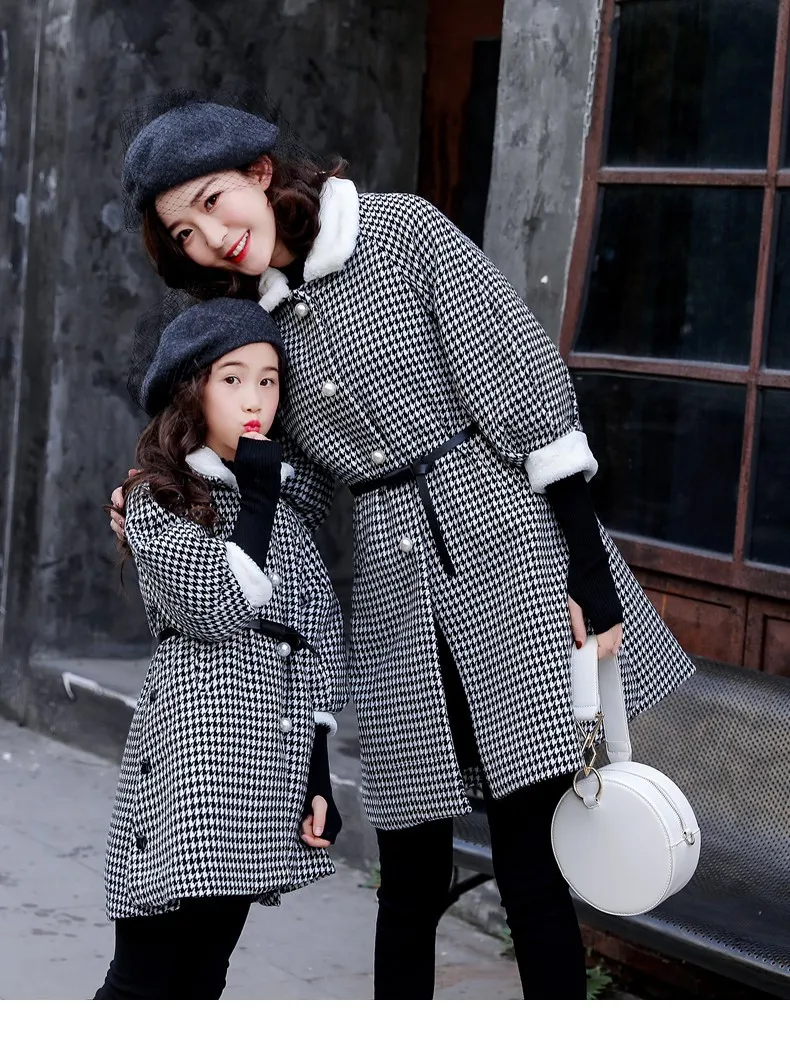 Зимние пальто для мамы и дочки одежда с мехом платье для мамы и дочки зимняя теплая одежда для семьи семейный образ, платье для мамы и ребенка