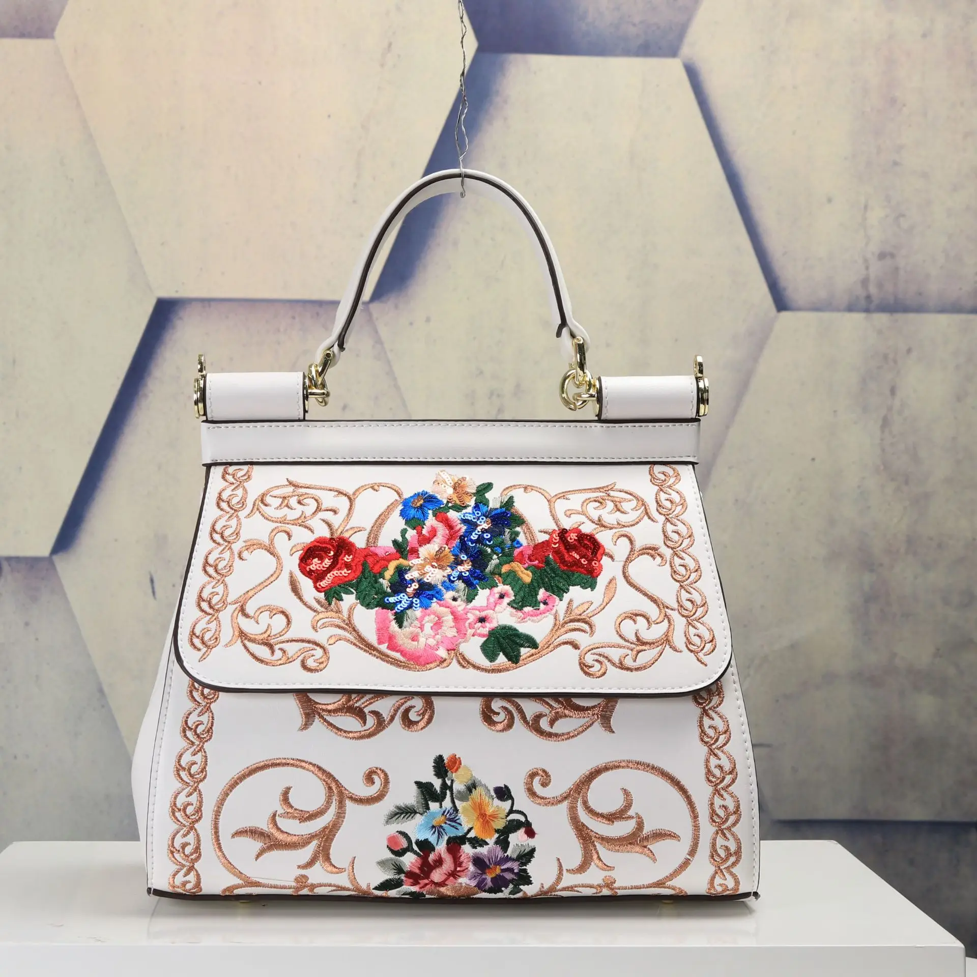 

2019 New Hand held Inclined Woman Pack With Embroidery Printing Explosion Europe and America Sweet ladylike styleGeometric packa