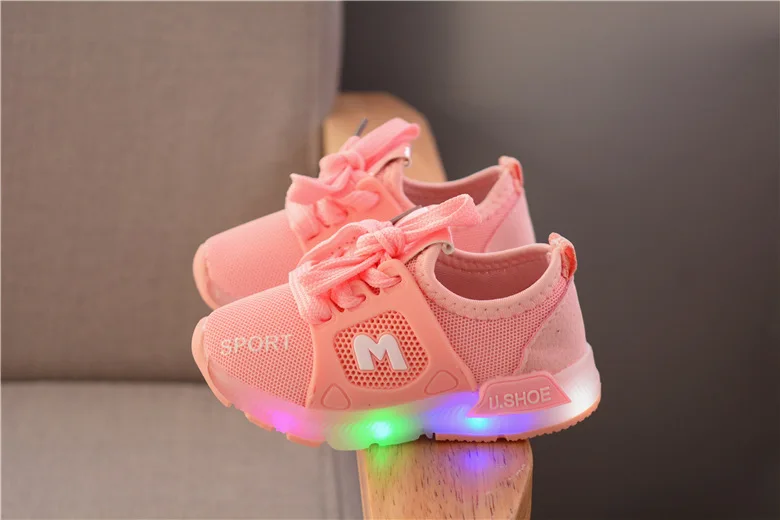 Новая мода светодиодный свет обувь для маленьких мальчиков и девочек спортивная обувь светящаяся детская повседневная обувь Мягкая Обувь для новорожденных - Цвет: Розовый