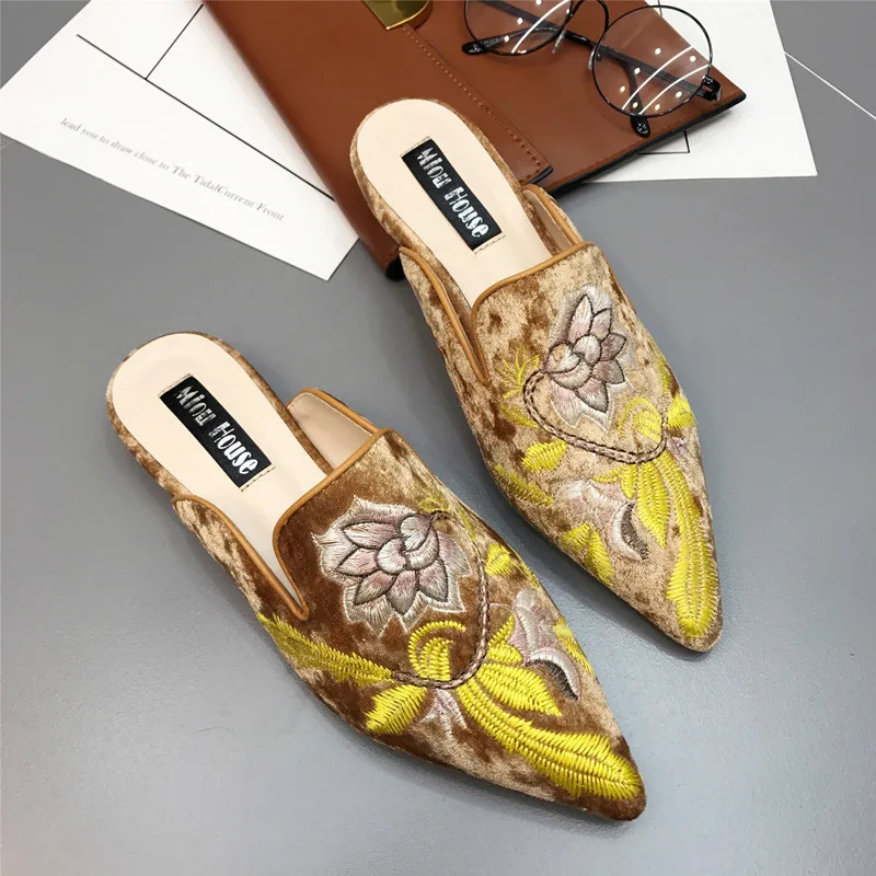 Золото бархатные Mules; женские туфли вышитый цветок тапочки мягкое покрытие(флок), заостренный носок, Мокасины с цветочной вышивкой; подиумная лоферы на плоской подошве в британском стиле; F90107 - Цвет: Коричневый