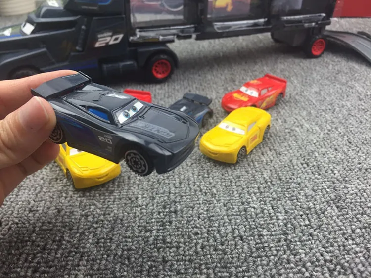 Carrinhos de brinquedo e de metal